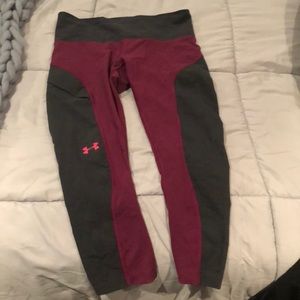 Under Armour cropped leggings cranberry/grey